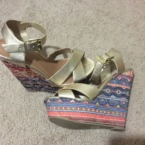 Beautiful wedge with intricate pattern